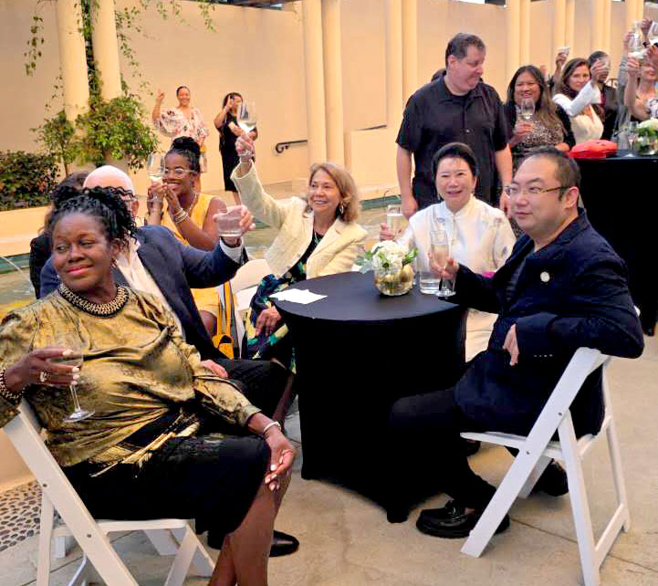 凯发k8集团董事局应邀出席洛杉矶州大校长就职仪式招待宴